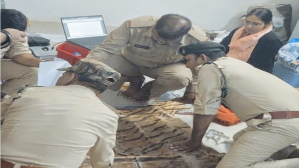 जबलपुर में डिप्टी कमिश्नर की मां को भेजा गया जेल, बाघ की खाल पर बैठकर करती थीं पूजा*