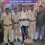 अनुपपुर आरपीएफ ने प्लेटफार्म मे गाड़ी के इंतजार कर रहे ब्यक्ति को  गैस सिलेंडर ले जाते पकडा
