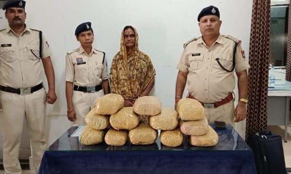 महाराष्ट्र संभाजी नगर की महिला लाखों के गांजे के साथ आरपीएफ रायगढ़ के हत्थे चढ़ी आरोपी महिला को गांजे साहित जीआरपी को सुपुर्द किया