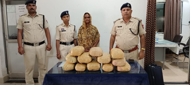 महाराष्ट्र संभाजी नगर की महिला लाखों के गांजे के साथ आरपीएफ रायगढ़ के हत्थे चढ़ी आरोपी महिला को गांजे साहित जीआरपी को सुपुर्द किया
