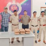 आरपीएफ और आबकारी टीम को रेलवे लाईन के पास एक लावारिस थैला मिला तलाशी में एक लाख बीस हजार का गांजा बरामद