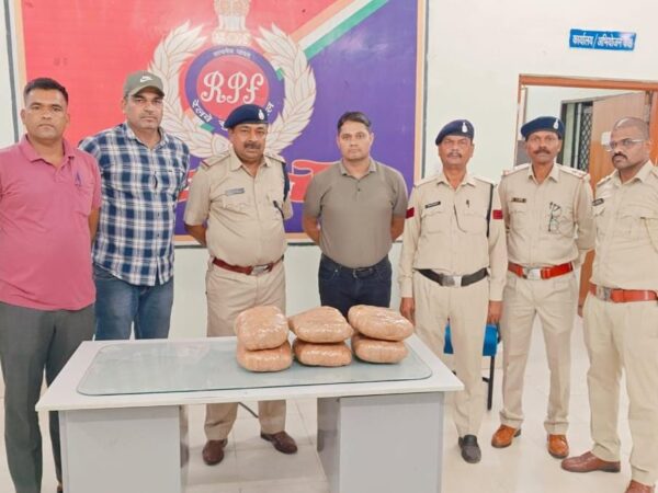 आरपीएफ और आबकारी टीम को रेलवे लाईन के पास एक लावारिस थैला मिला तलाशी में एक लाख बीस हजार का गांजा बरामद