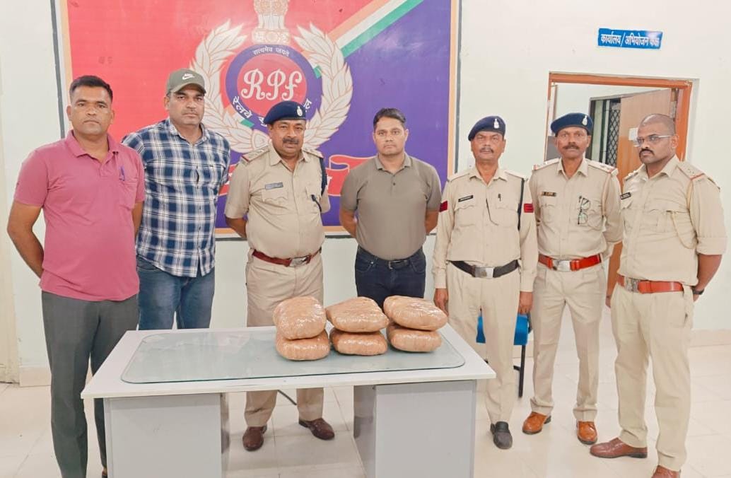 आरपीएफ और आबकारी टीम को रेलवे लाईन के पास एक लावारिस थैला मिला तलाशी में एक लाख बीस हजार का गांजा बरामद