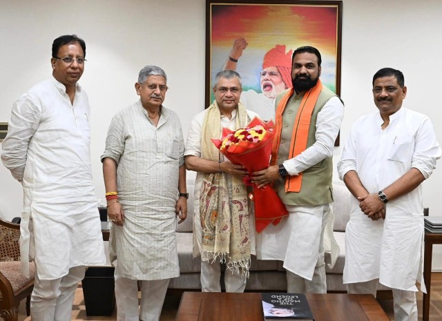 रेल मंत्री अश्विनी वैष्णव ने की घोषणा*   *दीपावली एवं छठ पर 12 हजार से अधिक स्पेशल ट्रेनें*  *बिहार से चलेगी चार और अमृत भारत एक्सप्रेस ट्रेनें*  *पूर्णिया से पटना के बीच चलेगी वंदे भारत एक्सप्रेस*
