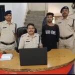 चुचहियापारा रेलवे ओवर ब्रिज के पास चलती ट्रेन में मोबाइल लूटपाट करनें वाले को रेसुब बिलासपुर ने तोरवा थाने के हवाले किया
