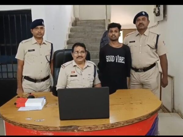 चुचहियापारा रेलवे ओवर ब्रिज के पास चलती ट्रेन में मोबाइल लूटपाट करनें वाले को रेसुब बिलासपुर ने तोरवा थाने के हवाले किया