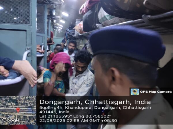 प्रसव पीडा होने पर आरपीएफ ने महिला को डोंगरगढ़ स्टेशन में उतारकर अस्पताल भेजा शिशु को दिया जन्म