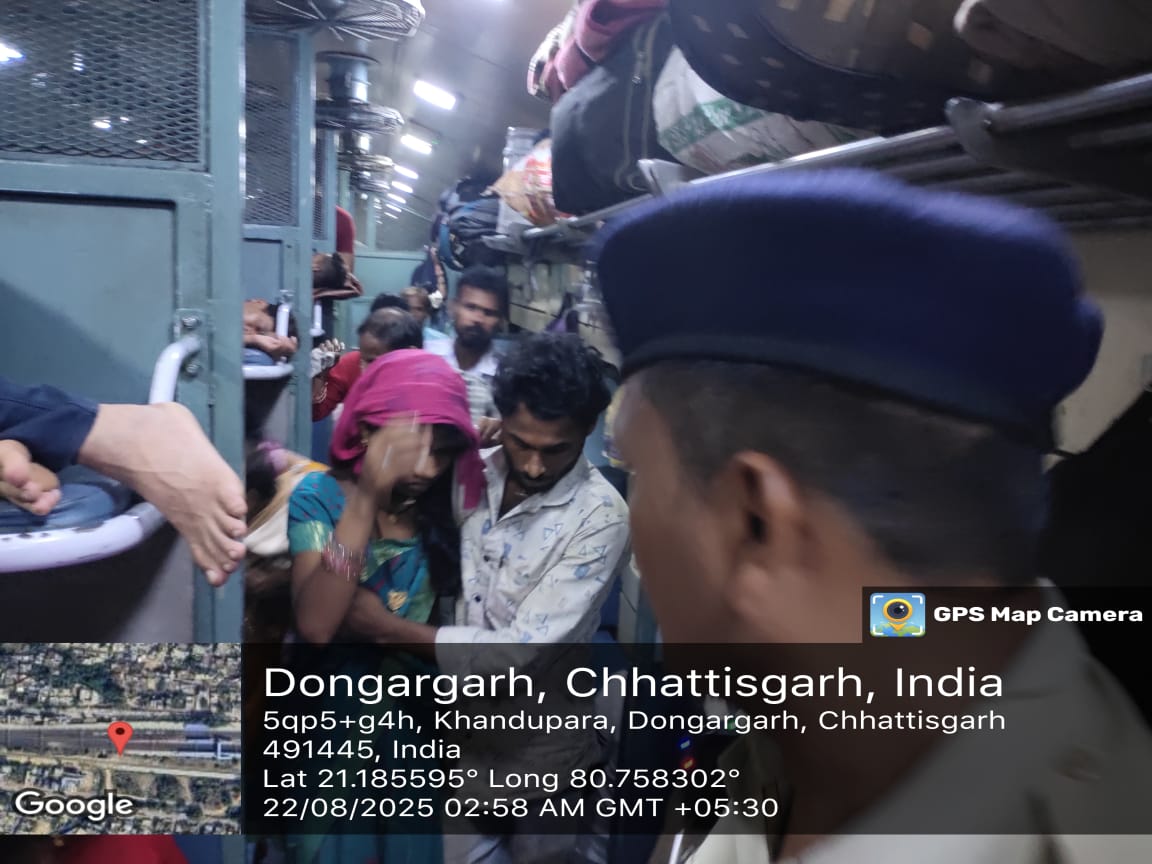 प्रसव पीडा होने पर आरपीएफ ने महिला को डोंगरगढ़ स्टेशन में उतारकर अस्पताल भेजा शिशु को दिया जन्म