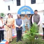 पुष्प की अभिलाषा काव्य का जेल में कैदियों द्वारा सामूहिक पाठ*  *माखनलाल चतुर्वेदी ने वर्ष 1922 में जेल में इसे लिखा था*