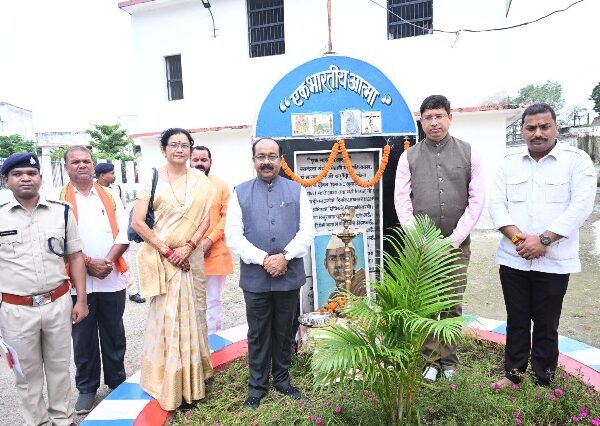 पुष्प की अभिलाषा काव्य का जेल में कैदियों द्वारा सामूहिक पाठ*  *माखनलाल चतुर्वेदी ने वर्ष 1922 में जेल में इसे लिखा था*
