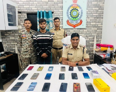 मोबाइल चोरी का खुलासा – तीन आरोपी गिरफ्तार, डेढ़ लाख कीमत के 19 मोबाइल और नगदी बरामद*