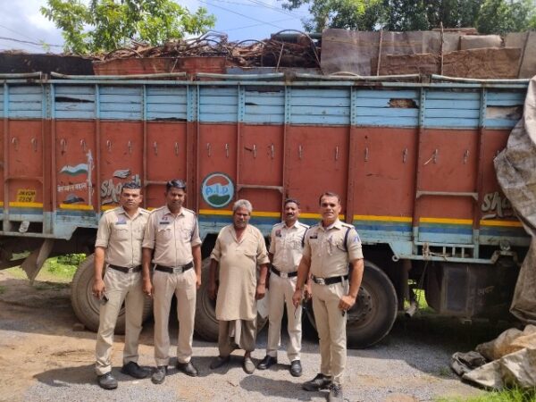 सात लाख रुपए का 23 टन  लोहे का स्क्रैप जब्त कोतरारोड़ पुलिस की कार्रवाई ,कबाड़ के साथ ट्रक को पकड़ा, करीब 17 लाख की संपत्ति जब्त*