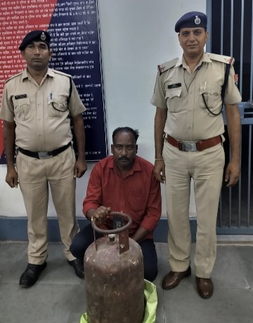 मेमू लोकल में सिलेंडर ले जाते बतौली का युवक आरपीएफ अंबिकापुर के हत्थे चढ़ा