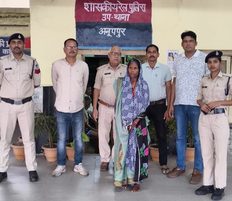 अनूपपुर रेलवे स्टेशन मे गाड़ी संख्या 18234 से महिला यात्री का मंगलसूत्र चोरी, एक महिला को पकड़ कर आरपीएफ ने जीआरपी को सुपुर्द किया