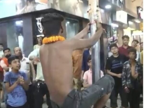 बिलासपुर के प्रसिद्ध मलखंभ प्रतियोगिता का आयोजन.. करोना चौक में स्व. कमल किशोर अग्रवाल की स्मृति मलखंभ मटकी कार्यक्रम संपन्न..