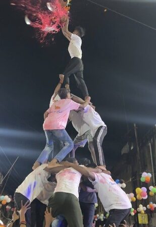मूसलाधार बारिश के बीच भी सुभाष चौक में दहीहंडी का शानदार आयोजन  लगातार दो वर्षों से विजेता रही करन एंड बादल टीम ने इस वर्ष तीनों मटकी फोड़ी