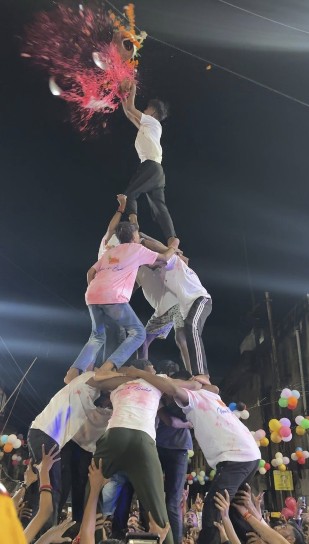 मूसलाधार बारिश के बीच भी सुभाष चौक में दहीहंडी का शानदार आयोजन  लगातार दो वर्षों से विजेता रही करन एंड बादल टीम ने इस वर्ष तीनों मटकी फोड़ी