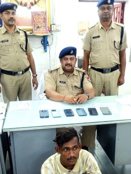 आरपीएफ चांपा ने यात्रियों के मोबाइल चोरी करने वाला चोर को 6 मोबाइल के साथ गिरफ्तार किया