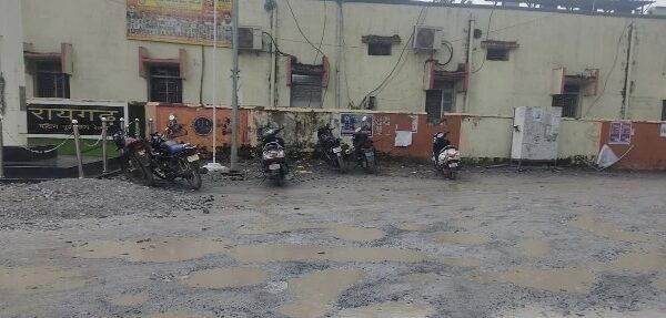 नो पार्किंग में वाहन खड़ा करना लोगो को पड़ा महंगा आरपीएफ ने 50 से अधिक वाहन मालिको पर मुकदमा दर्ज किया