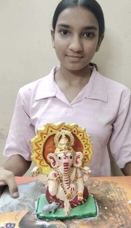मनेन्द्रगढ़ की बाल प्रतिभा ने सबका मन मोहा – 13 वर्षीय अनन्या ने बनाई सुंदर बाल गणेश प्रतिमा