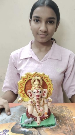 मनेन्द्रगढ़ की बाल प्रतिभा ने सबका मन मोहा – 13 वर्षीय अनन्या ने बनाई सुंदर बाल गणेश प्रतिमा