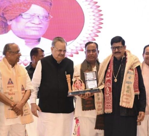 छत्तीसगढ़ के वरिष्ठ पत्रकार अनिल रतेरिया अग्र विभूति पुरस्कार से डा रमन सिंह के हाथों सम्मानित पत्रकारिता के क्षेत्र में 4 दशक से अहम योगदान देने व सर्वश्रेष्ठ निर्भीक पत्रकारिता के लिए किए गए सम्मानित