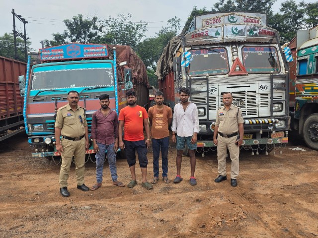 *दो ट्रक और दो माजदा से 49 टन कबाड़ जप्त, करीब 14 लाख का माल जब्त करने में पूंजीपथरा पुलिस को मिली सफलता*
