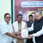 डॉ. परदेशीराम वर्मा द्वारा लिखित आत्मकथा सुरंग के उसपार विमोचित