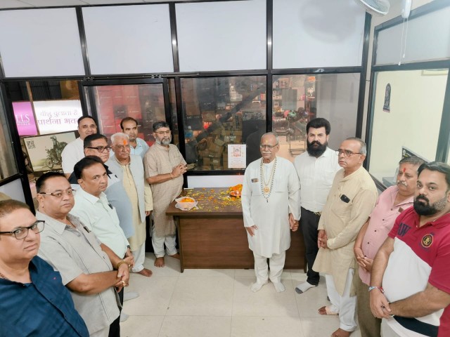 शहीद हेमू कालाणी की भाभी कमला कालाणी को छत्तीसगढ़ सिंधी पंचायत द्वारा श्रद्धा सुमन