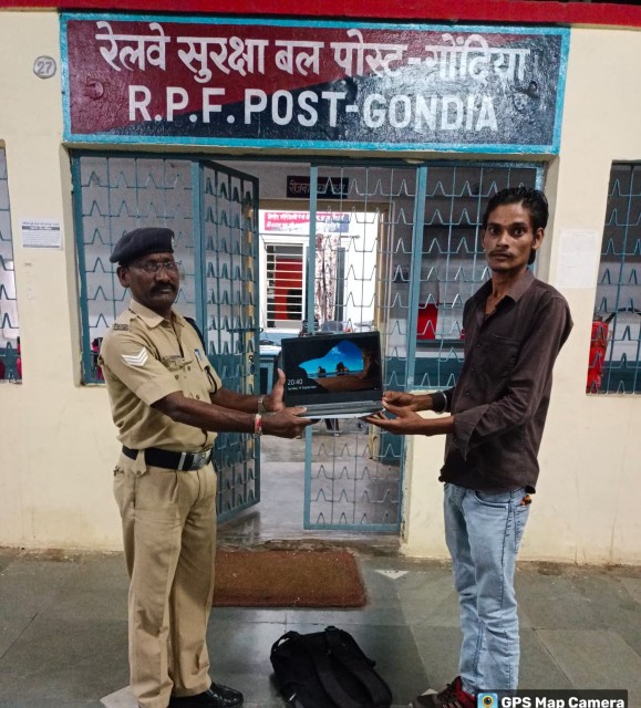आपरेशन अमानत के तहत यात्री को हजारों का लैपटॉफ सुपुर्द किया यात्री ने आरपीएफ को दिया साधुवाद