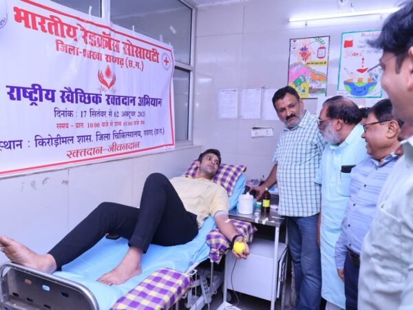 कलेक्टर मयंक चतुर्वेदी ने रक्तदान कर समाज के प्रति अपनी जिम्मेदारी का निर्वहन किया। रक्तदान शिविर, 53 यूनिट रक्त संग्रहित