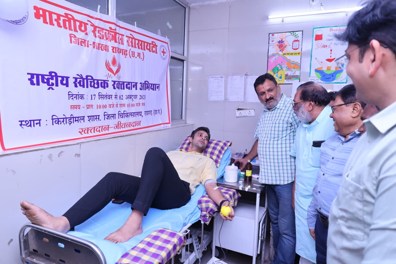 कलेक्टर मयंक चतुर्वेदी ने रक्तदान कर समाज के प्रति अपनी जिम्मेदारी का निर्वहन किया। रक्तदान शिविर, 53 यूनिट रक्त संग्रहित
