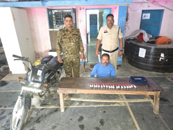 जूटमिल पुलिस ने नाबालिगों को नशे के लिए सुलेशन बेचने वाले व्यक्ति को गिरफ्तार किया*