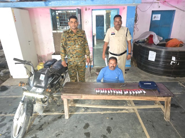 जूटमिल पुलिस ने नाबालिगों को नशे के लिए सुलेशन बेचने वाले व्यक्ति को गिरफ्तार किया*