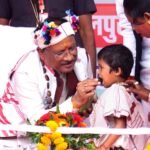 मुख्यमंत्री श्री विष्णुदेव साय का आत्मीय और वात्सल्यपूर्ण व्यवहार : नन्ही बच्ची भूमिका बघेल को दुलारते हुए खिलाया महुआ लड्डू*