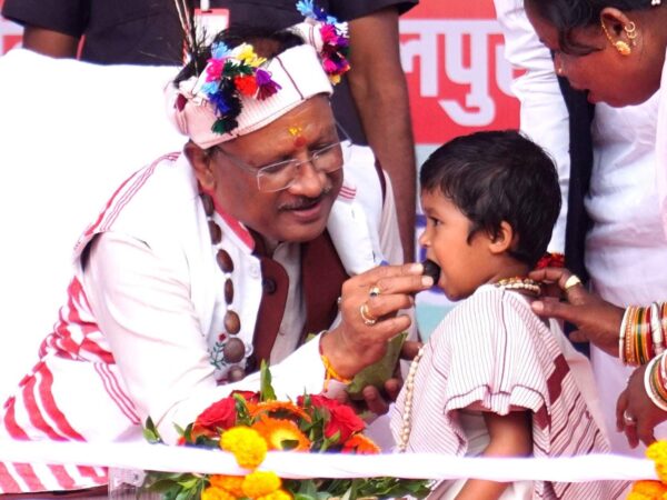 मुख्यमंत्री श्री विष्णुदेव साय का आत्मीय और वात्सल्यपूर्ण व्यवहार : नन्ही बच्ची भूमिका बघेल को दुलारते हुए खिलाया महुआ लड्डू*