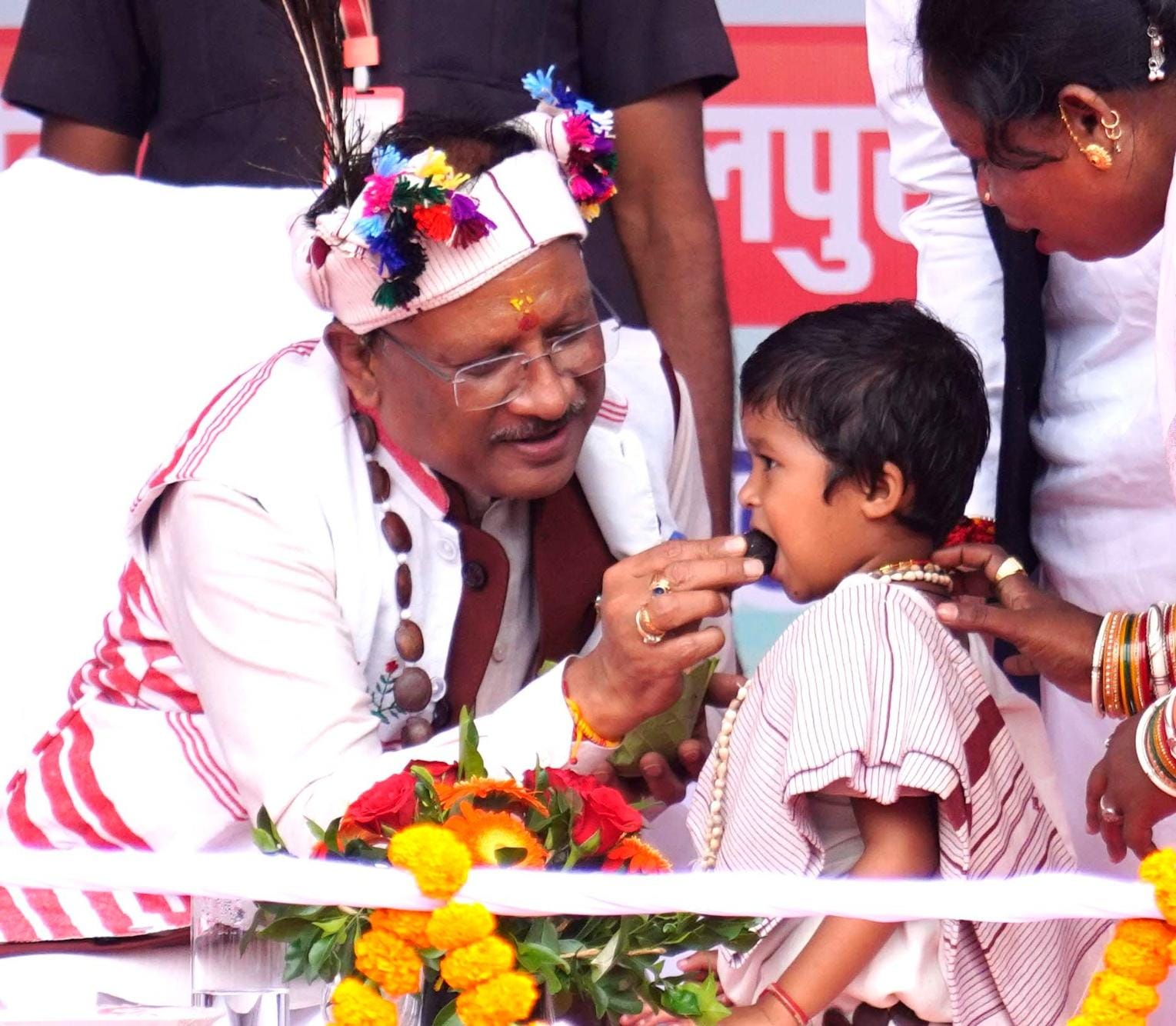 मुख्यमंत्री श्री विष्णुदेव साय का आत्मीय और वात्सल्यपूर्ण व्यवहार : नन्ही बच्ची भूमिका बघेल को दुलारते हुए खिलाया महुआ लड्डू*