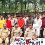 रायगढ़ पुलिस ने किया संगठित बाइक चोर गिरोह का भंडाफोड़, 18 आरोपी गिरफतार, चोरी की 52 दुपहिया बरामद*  ●	*₹40 लाख से अधिक कीमत के चोरी बाइक की रायगढ़ के अलग-अलग इलाकों और सीमावर्ती जिलों से बरामदगी*