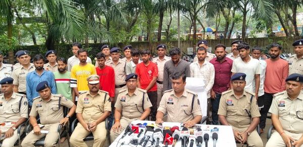 रायगढ़ पुलिस ने किया संगठित बाइक चोर गिरोह का भंडाफोड़, 18 आरोपी गिरफतार, चोरी की 52 दुपहिया बरामद*  ●	*₹40 लाख से अधिक कीमत के चोरी बाइक की रायगढ़ के अलग-अलग इलाकों और सीमावर्ती जिलों से बरामदगी*