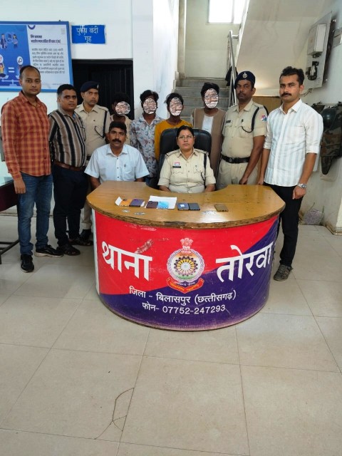 आरपीएफ अपराध गुप्तचर शाखा टास्क टीम बिलासपुर ने सात मोबाइल के साथ पांच को किया गिरफ्तार