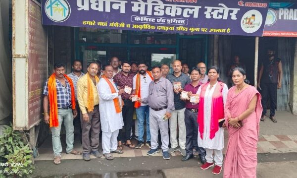 जीएसटी रिफार्म की जानकारी देने बाजार में उतरे भाजपाई पूर्व मंत्री सत्यानंद राठिया  ने बाजार में किया जनसंपर्क