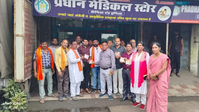 जीएसटी रिफार्म की जानकारी देने बाजार में उतरे भाजपाई पूर्व मंत्री सत्यानंद राठिया  ने बाजार में किया जनसंपर्क