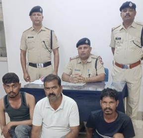 रेलवे का लोहाचोरी करते दो चोर सहित करिया कबाड़ी को आरपीएफ रायगढ ने किया गिरफ्तार रेल्वे न्यायालय ने तीनों को जेल भेजा