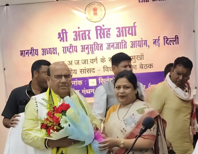 अंतर सिंह आर्या को श्रीमती वंदना उईके सिंह अध्यक्ष(महिला प्रभाग)सर्व आदिवासी समाज ने ज्ञापन सौंपा