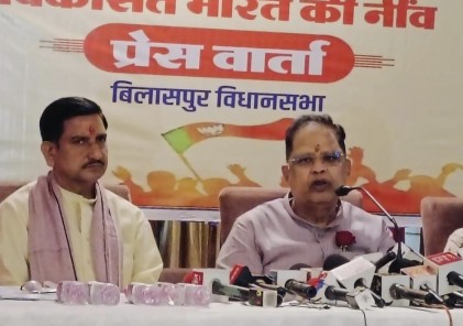 आज विधायक अमर अग्रवाल और जीएसटी का जन्मदिन ,जीएसटी 2.0 के शुभारंभ उत्सव को एक अनोखे अंदाज में केक के माध्यम से मनाया