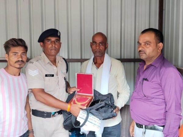 ट्रेन में यात्री का अकलतरा में लाखों के जेवर हुआ पार  आरपीएफ चांपा की सक्रियता से यात्री को सौंपा