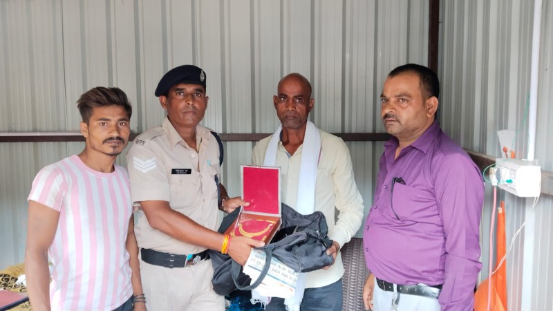 ट्रेन में यात्री का अकलतरा में लाखों के जेवर हुआ पार  आरपीएफ चांपा की सक्रियता से यात्री को सौंपा