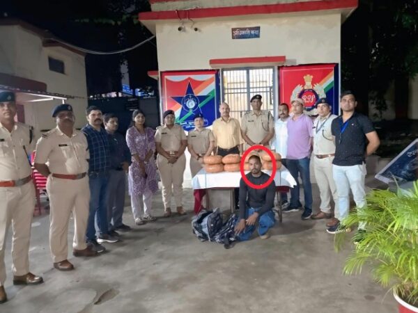 आरपीएफ रायपुर ने आबकारी टीम के साथ दबिश देकर गांजा तस्कर से चार लाख से अधिक का गांजा बरामद किया