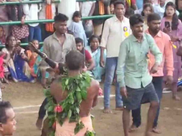 कर्मागढ़ मानकेश्वरी मंदिर में जले आस्था के दीप पारंपरिक बलि प्रथा से शुरू हुआ आयोजन प्रतिवर्ष शरद पूर्णिमा की रात जुटते हैं हजारों श्रद्धालु