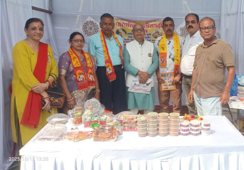 अंतर्राष्ट्रीय उपभोक्ता मेले में छत्तीसगढ़ी राजभाषा परिषद् द्वारा छत्तीसगढ़ी व्यंजन एवं संस्कृति को प्रचारित करने वाले शीतल प्रसाद पाटनवार का सम्मान